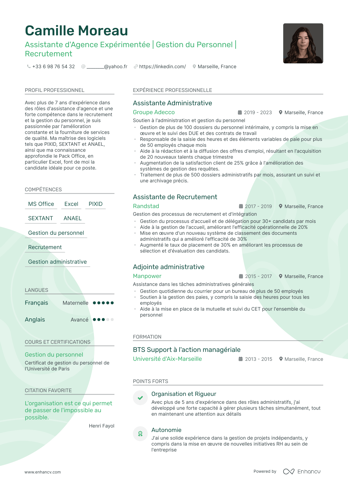 Exemple de modèle de CV intitulé Stylé, présentant une mise en page tendance et fashion